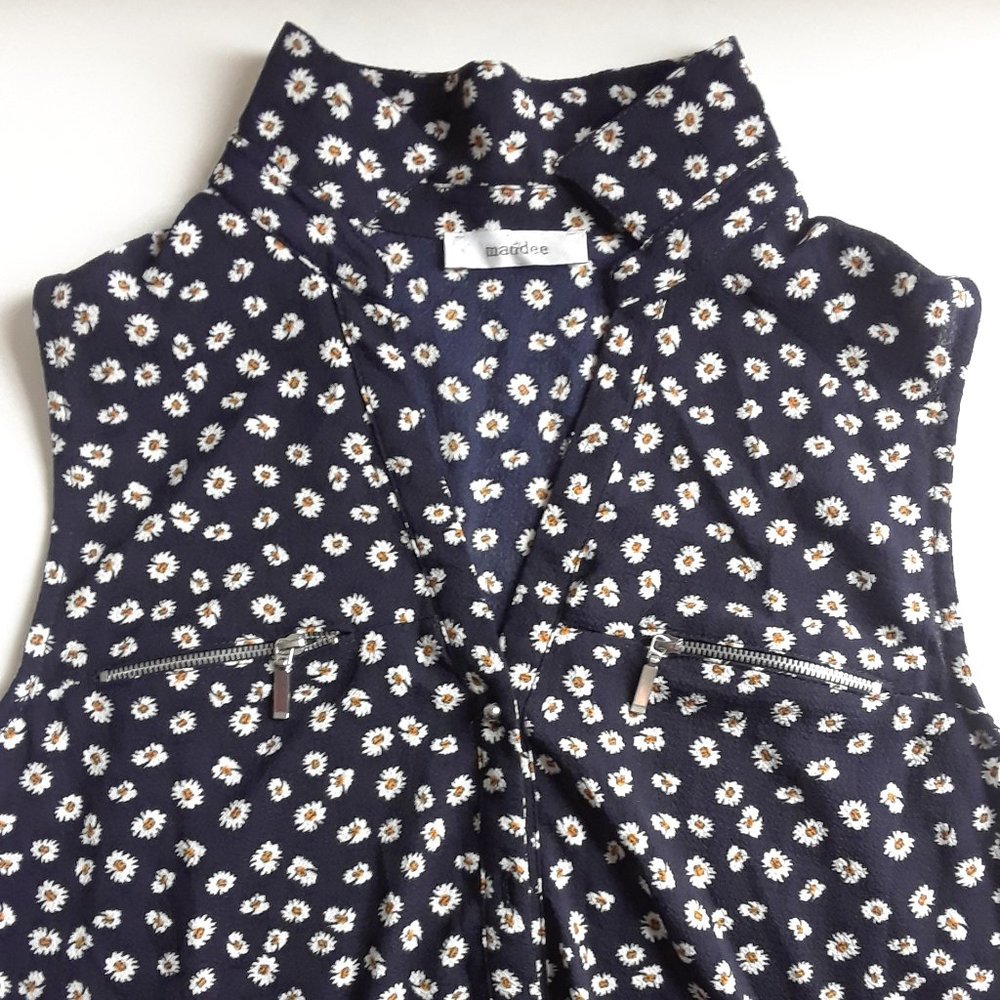 EUC Mandee 1/2 button up no sleeve daisy top